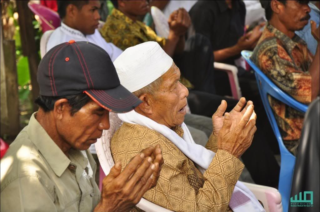 Warga Berdoa dalam rangkaian Al Quran Road Trip Doro Oromboha