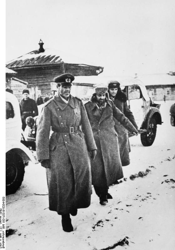 Friedrich Paulus y los miembros de su Estado Mayor en el momento de rendirse a los Altos mandos soviéticos