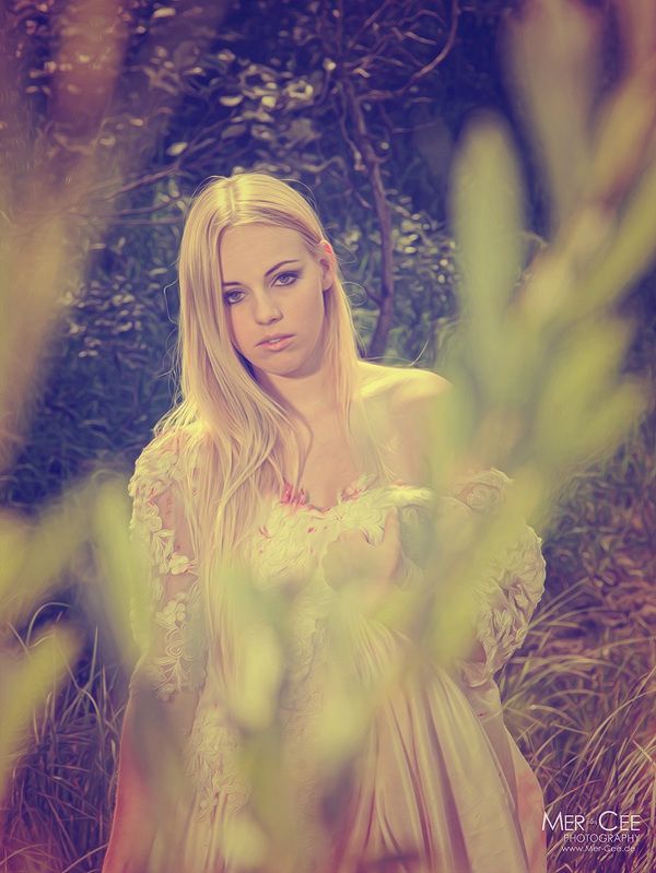 IMAGE: http://i1273.photobucket.com/albums/y411/merceephotography/Portrait/Miriam03_zps1bab24c6.jpg