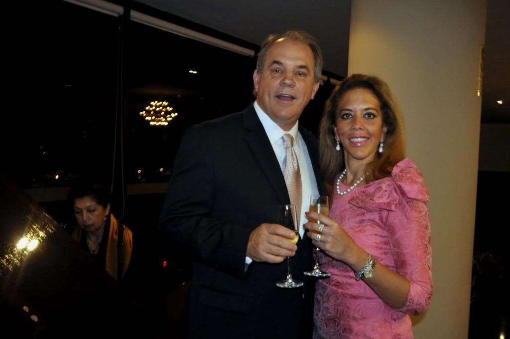 Louis Schede brinda con un champagne junto al piano con su esposa Vivian.