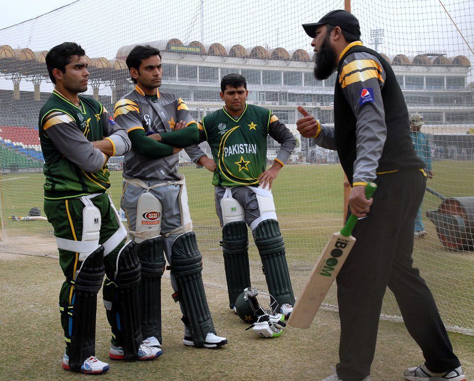 Inzamam ul Haq giving batting tips to Pakistani batsmen22866895 20121216231751 zps9fb9ed67 - Polling For Sports Competition March 2013